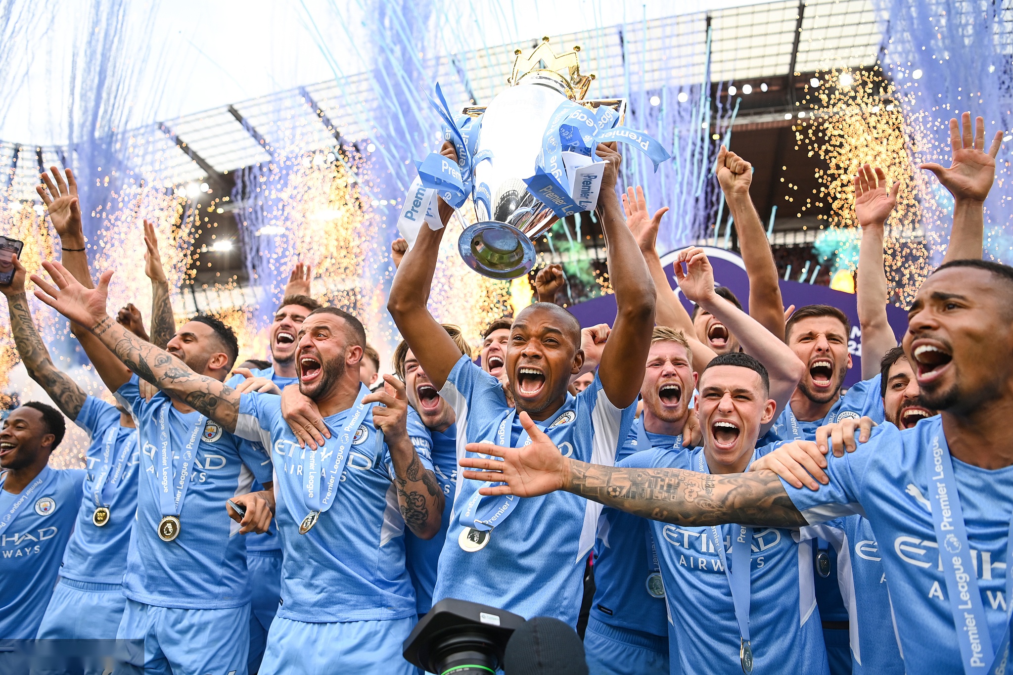 两者之间的 两者之间的